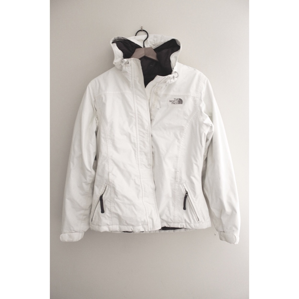 • NORTH FACE WOMENS WHITE FLUFFY COAT SIZE M •
